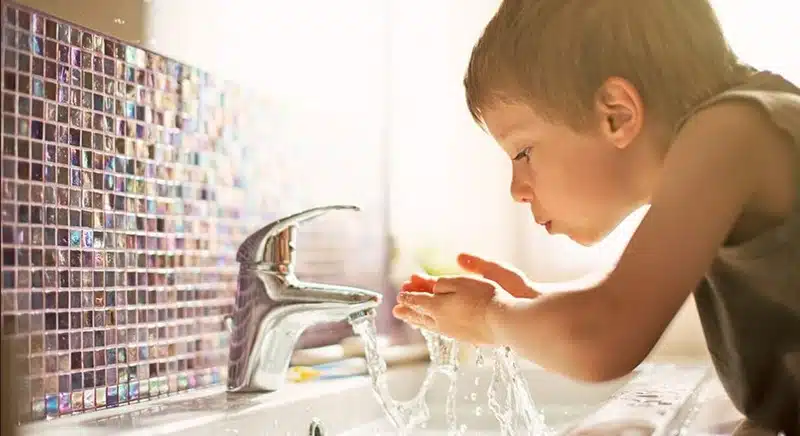 Comment améliorer la qualité de votre eau domestique grâce à des solutions efficaces