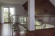 Conseils d'installation d'une rambarde en bois pour mezzanine