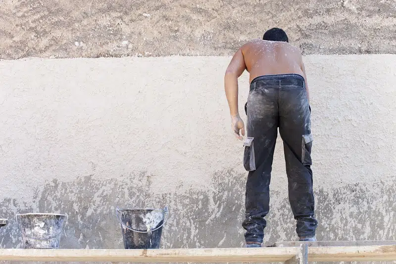 Pose d'enduit à chaux extérieur à qui faire appel