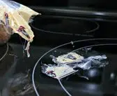 Comment enlever le plastique fondu sur une plaque vitrocéramique ?