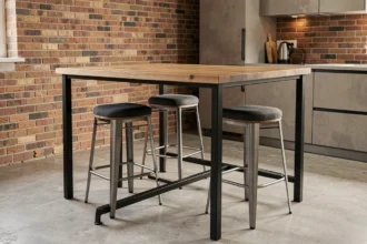 Table bar en bois de chêne et métal noir dans une cuisine moderne avec tabourets assortis